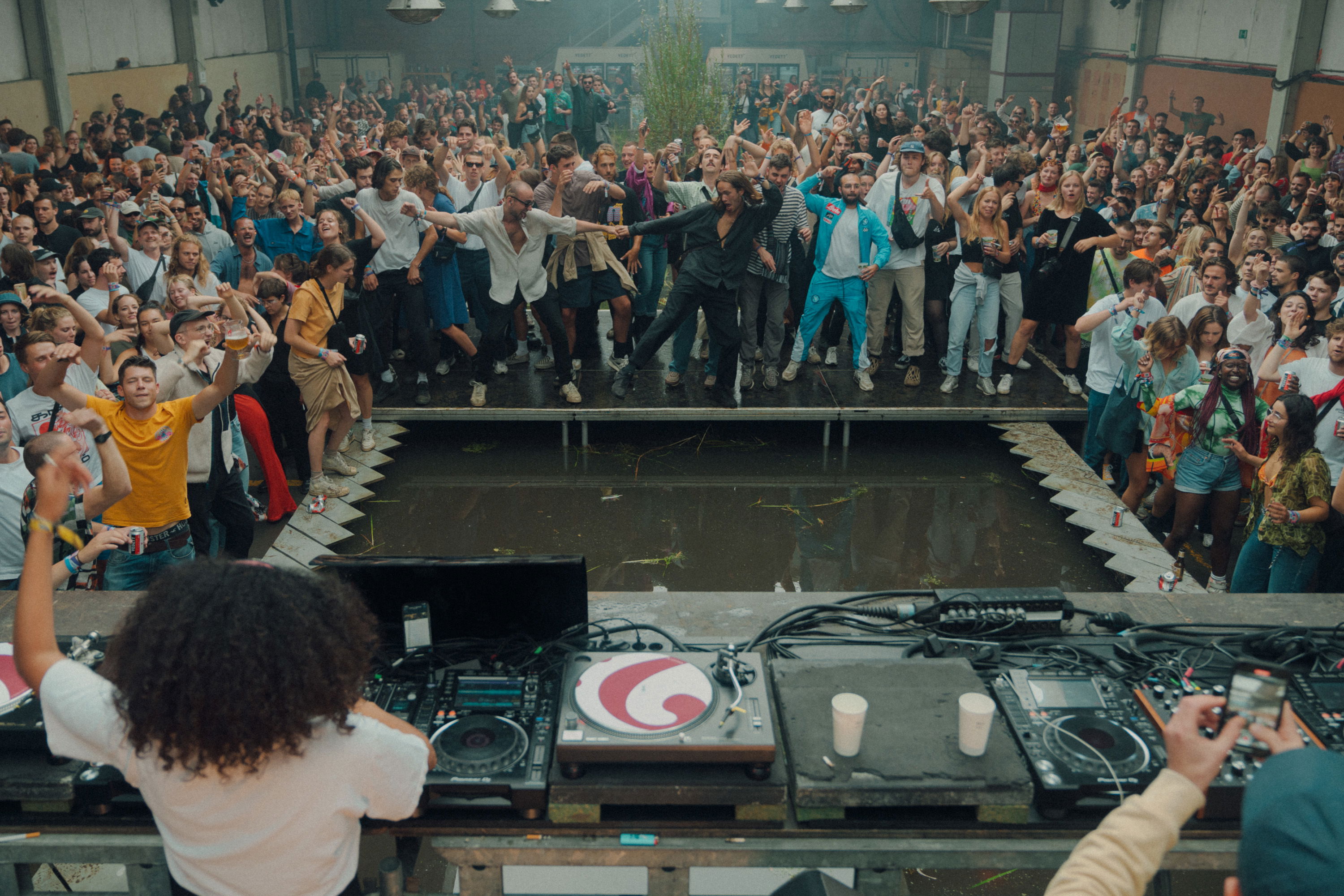 Bibi Seck aan de decks in de Rain Room op de tweede dag van Horst Festival 2021