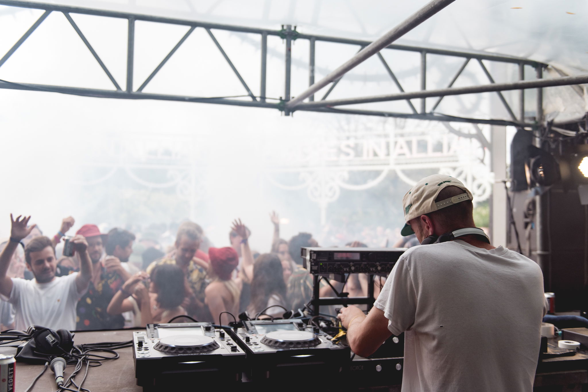 Mr Scruff aan de Bodies In Alliance-stage op dag drie van Horst Festival 2021