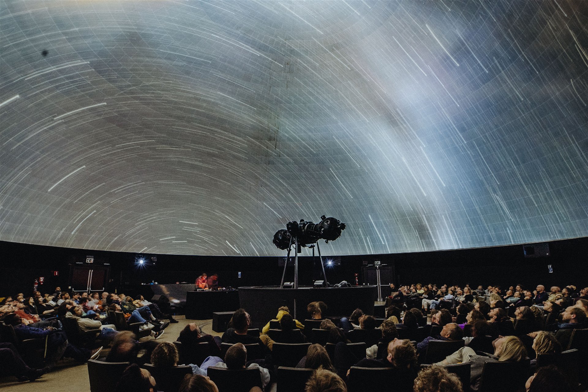 Terrence Dixon in het Brusselse Planetarium voor Listen Festival