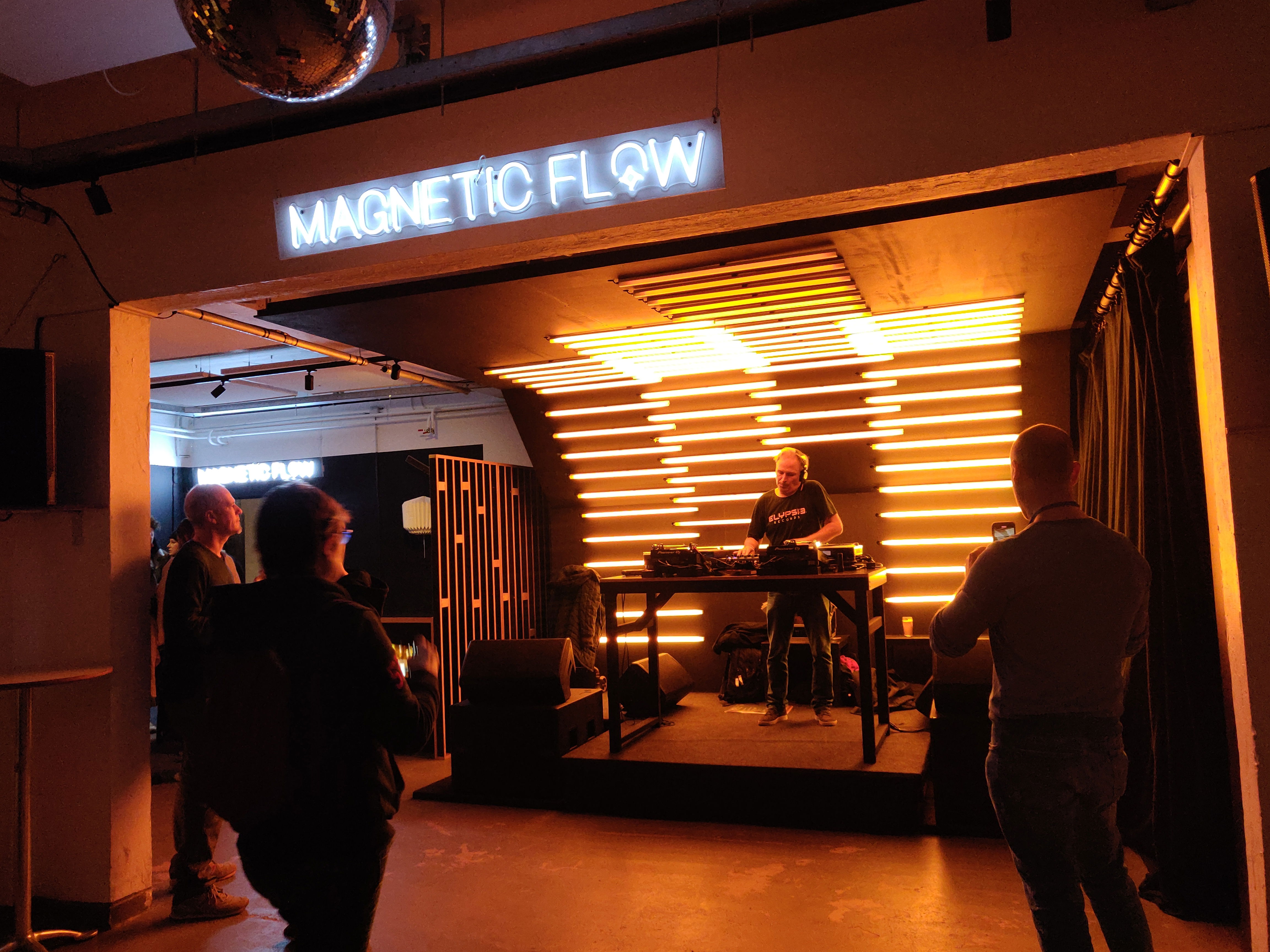 DJ set in de bar van LaVallée, ter gelegenheid van de expo Magnetic Flow.
