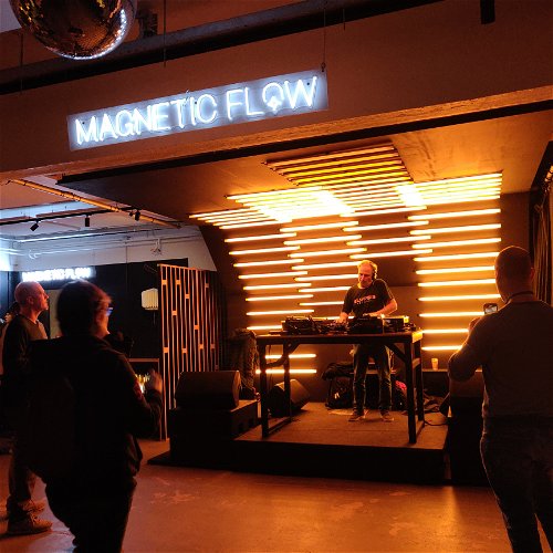 DJ set in de bar van LaVallée, ter gelegenheid van de expo Magnetic Flow.
