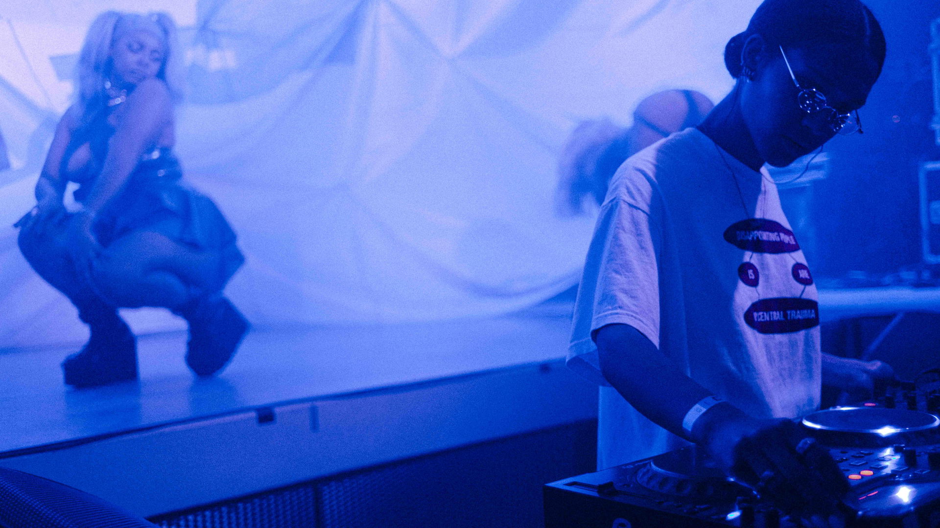 Foto  van Kuntsucht &amp; Burenhinder - Muziekclub Wintercircus, gemaakt door Linde Stevens, in opdracht van Kuntsucht