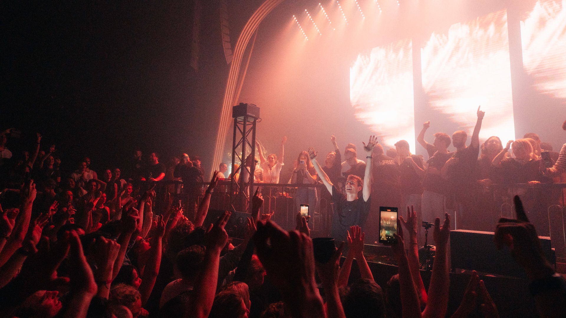 Foto  van Lost Frequencies, gemaakt door Thibault Feyaerts, in opdracht van Mirano