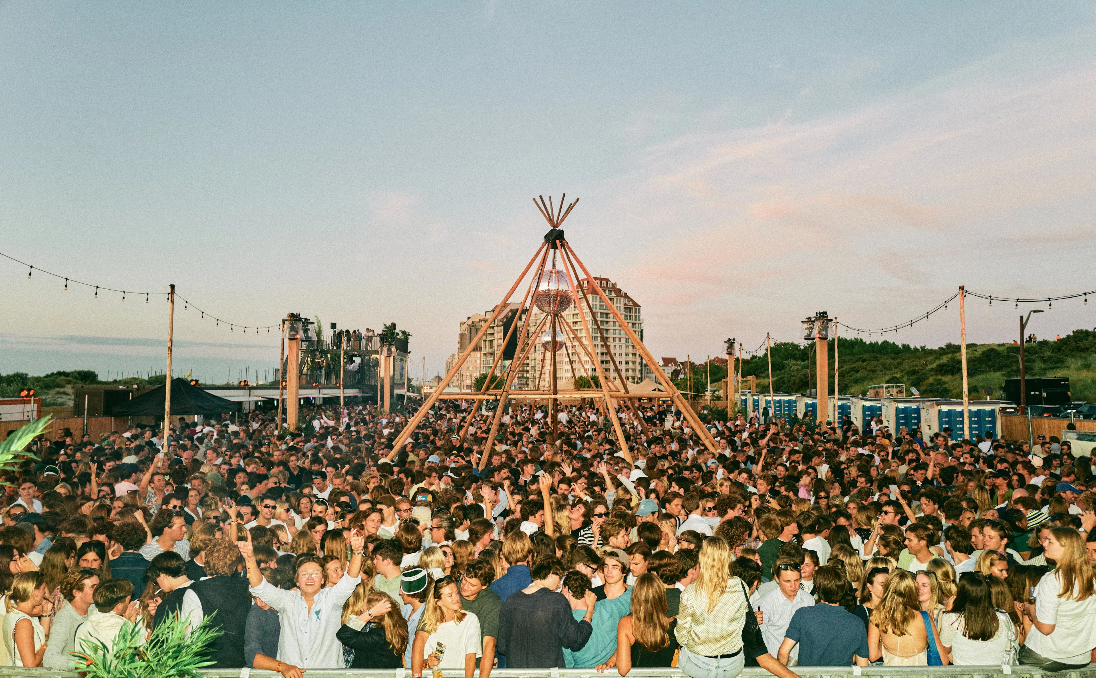 HANGAR invites GERD JANSON &amp; HUNEE – ON THE BEACH