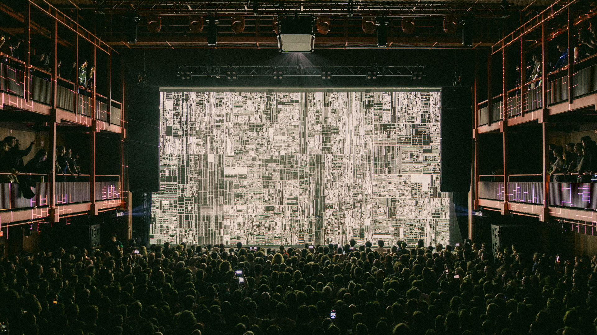 Foto van Max Cooper en Max Cooper, gemaakt door Willem Mevis, in opdracht van Ancienne Belgique