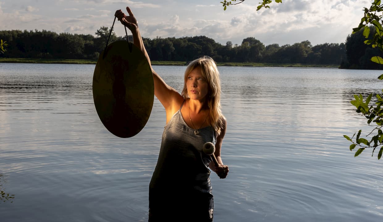 Promo van Resonate with siREn cAlls, Julie E. Dyck en leïla alice, in opdracht van Pilar en Ancienne Belgique
