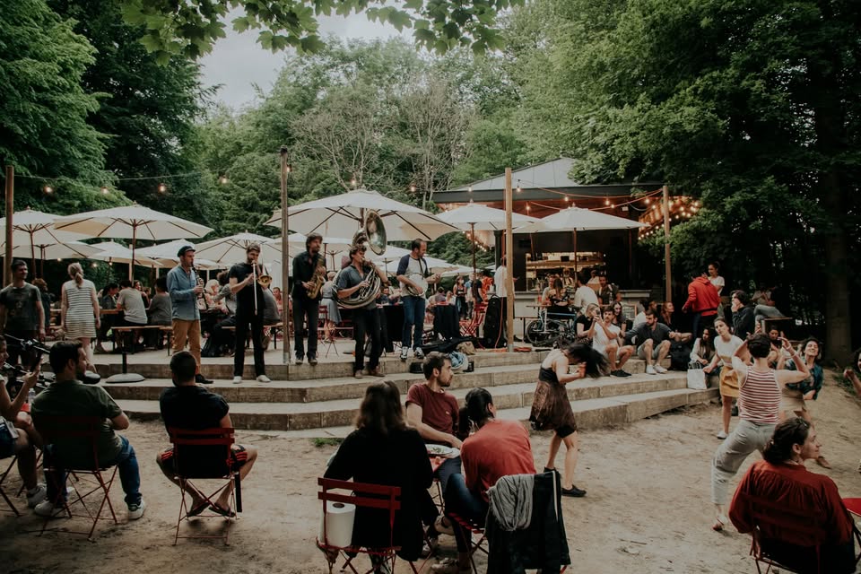 Promo van Jazz in the Woods / LE KIOSQUE - SS25, in opdracht van in the WOODS