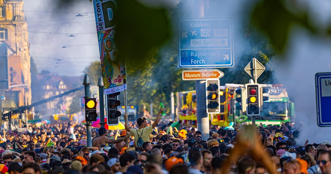 Zürich viert opnieuw grootste technoparade van Europa