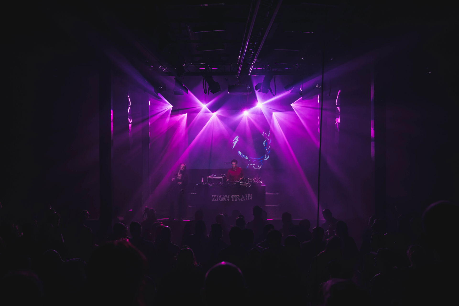 Midnight presents: The Orb + Zion Train, gemaakt door Jonathan Cleuren, in opdracht van Muziekgieterij Midnight