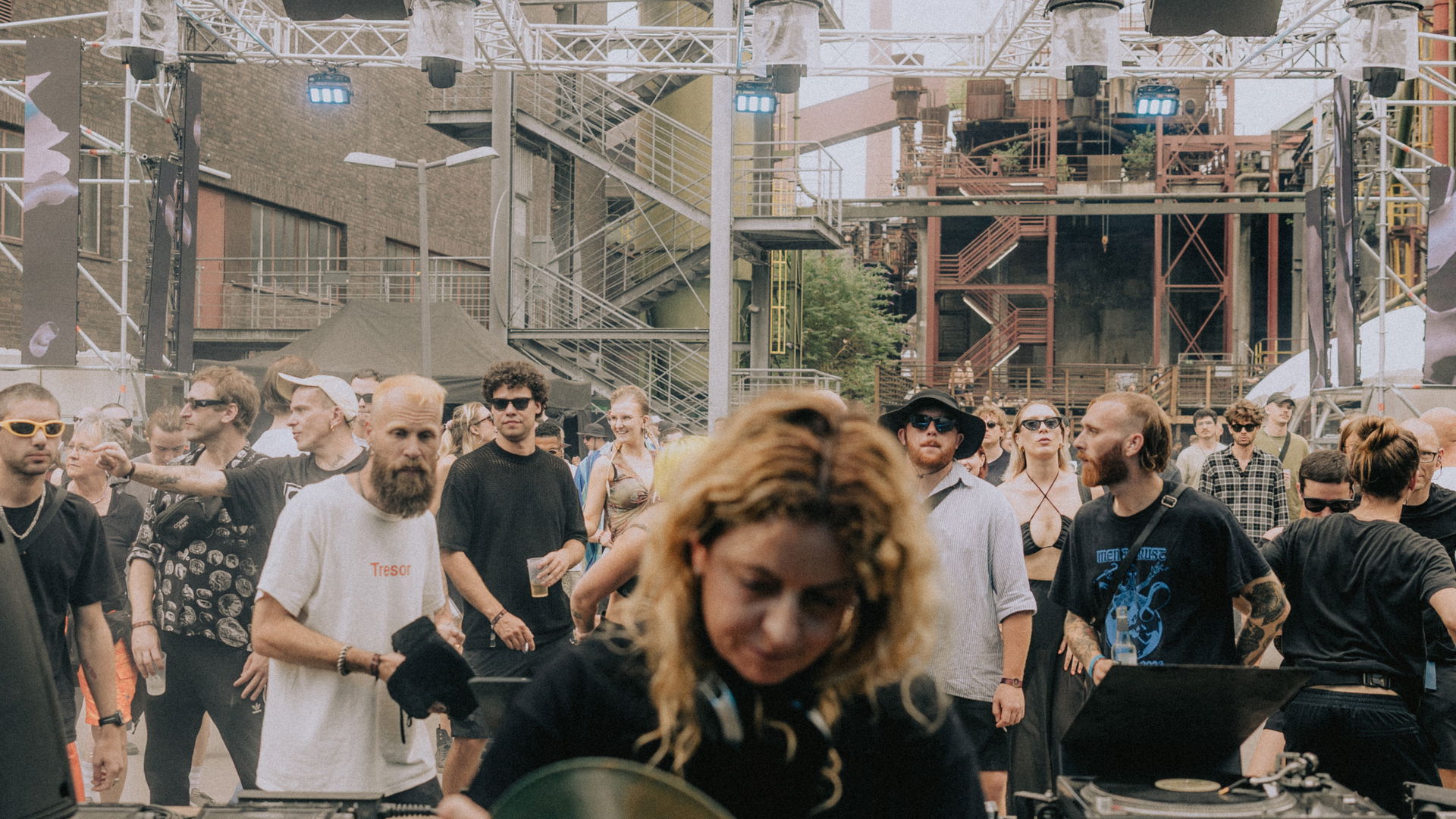 Marie-Julie en Stone Techno Festival 2025, gemaakt door Sander van de Ven, in opdracht van The Third Room